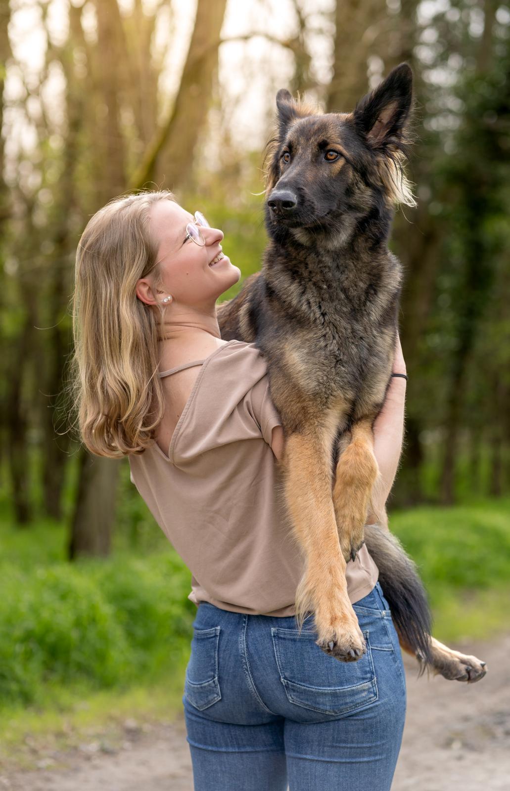 Janina Bergner mit ihrer Schäferhündin Ella